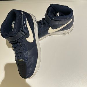 Step out in these cool kicks! Slightly worn Air Force One’s “Navy”